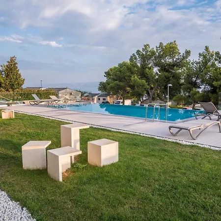 The Majestic Bel Etage Upscale With Pool Apartment